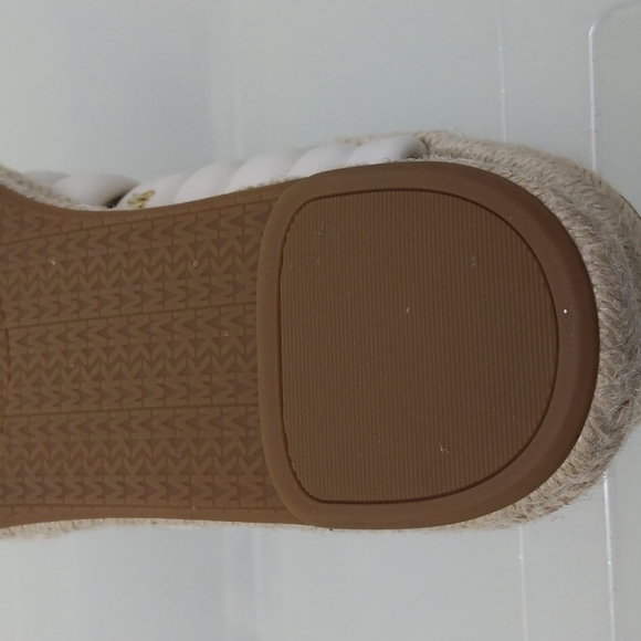 NWOT- Michael Kors Quilted Slides- 9 - Picture 8 of 11